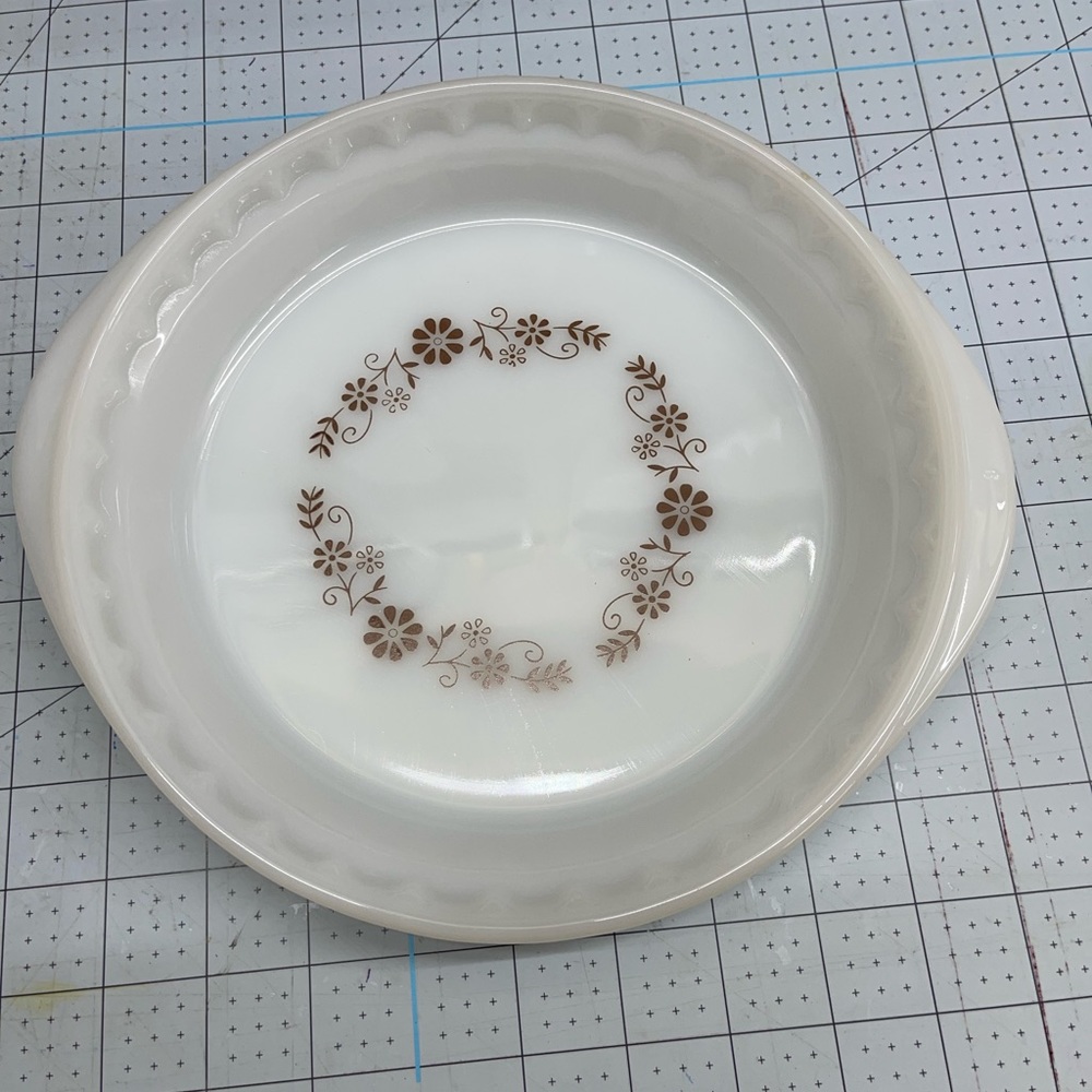 Vintage Dynaware Pyr-o-rey Pie Plate Brown Daisy White Milk Glass